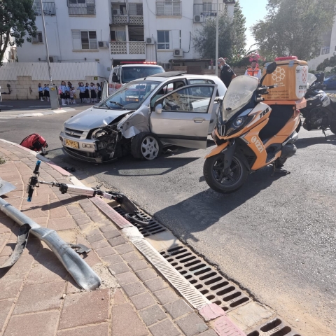 בן 30 התנגש בעמוד חשמל ובתמרור - חדשות בפתח תקווה