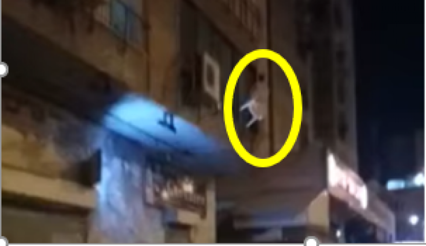 מוזר ומסוכן, צפו: משליכה רהיטים מחלון דירתה (וידיאו) - חדשות בפתח תקווה