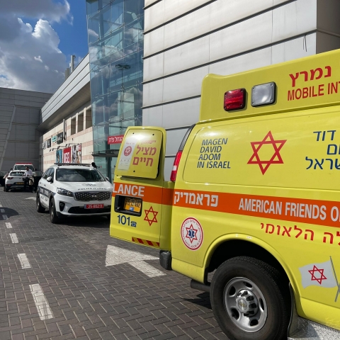 פועל נפצע בינוני במהלך עבודתו במפעל ברח' בזל בפתח תקווה - חדשות בפתח תקווה