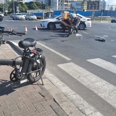 רוכב אופניים חשמליים נפצע קשה מפגיעת רכב ברחוב גיסין - חדשות בפתח תקווה