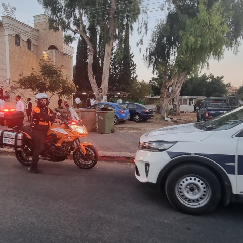 אישה התיזה גז פלפל אל עבר המתפללים בבית כנסת - חדשות בפתח תקווה