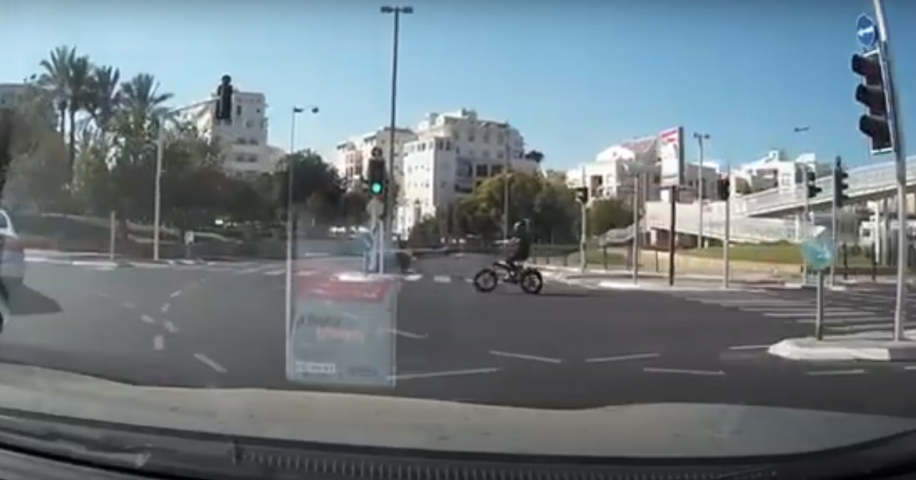 רוכב האופניים החשמליים חצה באור אדום ונפצע קשה (וידיאו) - חדשות בפתח תקווה