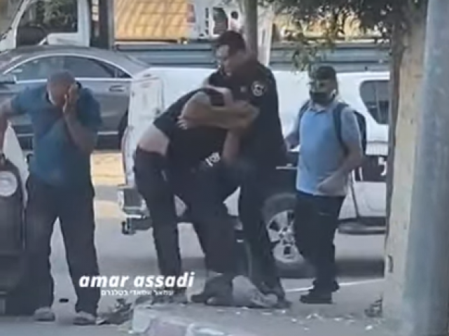 במקום להיות בבידוד נסעו וכשנעצרו תקפו את השוטרים (וידיאו) - חדשות בפתח תקווה