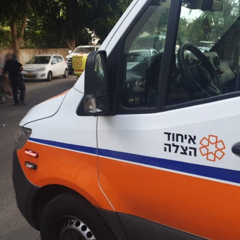 רוכב אופניים חשמליים נפצע קשה מפגיעת אוטובוס - חדשות בפתח תקווה
