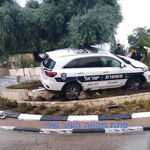 ניידת משטרה איבדה שליטה ועלתה על הכיכר שברחוב אינשטיין - חדשות בפתח תקווה