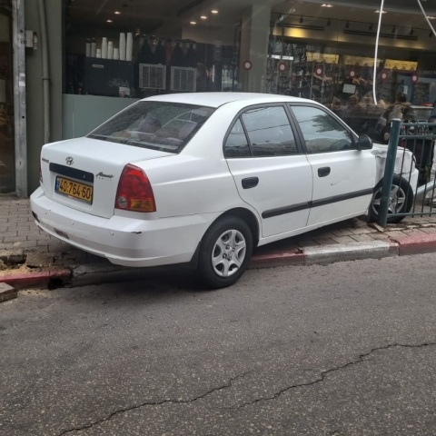 נסע נגד כיוון התנועה, איבד שליטה ופגע בעמודים-דים-דים - חדשות בפתח תקווה