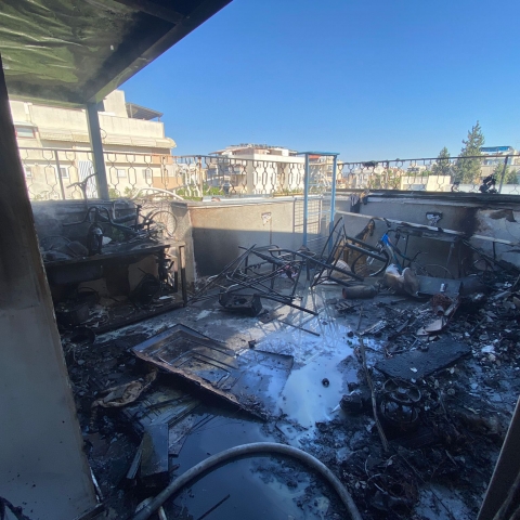 שריפה פרצה ביחידת דיור על גג של מבנה מגורים (וידיאו) - חדשות בפתח תקווה