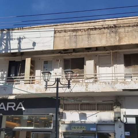 השליך את תכולת המקרר על עוברים ושבים במטרה לפגוע בהם - חדשות בפתח תקווה
