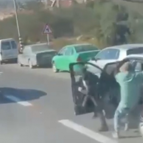 צפו בתיעוד: לא כל הנהגים פרייארים - ביימו תאונה, הוציאו את הנהג מהרכב, אך הנהג לא וויתר (וידיאו) - חדשות בפתח תקווה