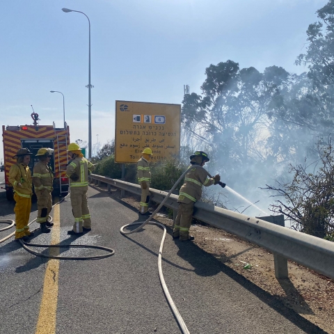 שריפת קוצים וחורש גדולה בין תחנת הרכבת בראש העין למחלף חורשים (וידיאו) - חדשות בפתח תקווה
