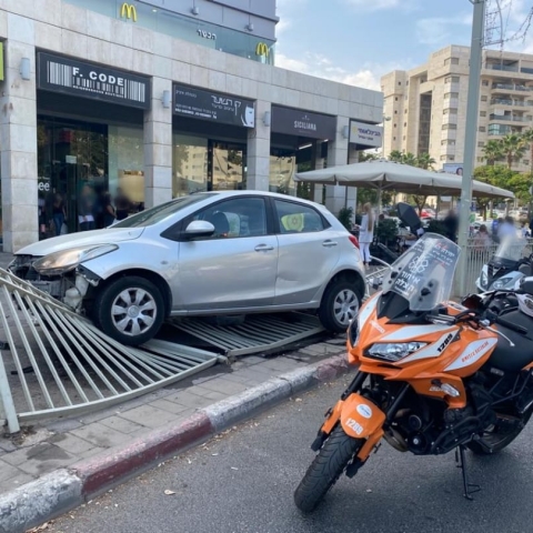 נהגת נפצעה לאחר שהתנגשה עם רכבה בגדר התוחמת את קניון גנים - חדשות בפתח תקווה