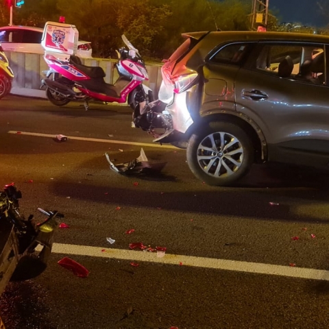 ילד בן 10 שרכב על אופניים חשמליים נפצע קשה מרכב פרטי - חדשות בפתח תקווה