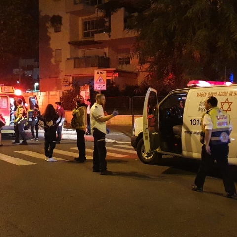 18 נפגעים בשריפה ובהם פעוט שנפצע בינוני בקומה ראשונה של בניין מגורים - חדשות בפתח תקווה