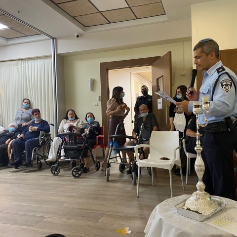 שוטרים הדליקו נר חנוכה בבית אבות בלב העיר - קהילות בפתח תקווה