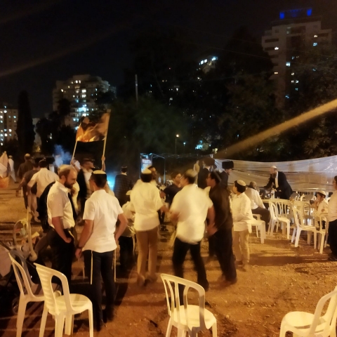 הפגנה כשרה? מוצ"ש סמוך לביתו של ח"כ אורבך מפגינים ובהם רבנים עם מוזיקה עוצמתית (וידיאו) - חדשות בפתח תקווה