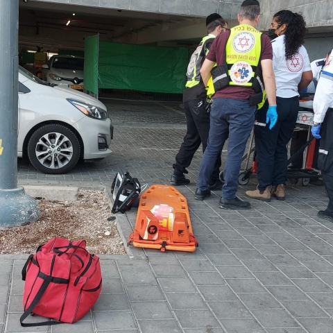 פועל נפל מסולם בגובה 2 מטר - מצבו קל עד בינוני - חדשות בפתח תקווה