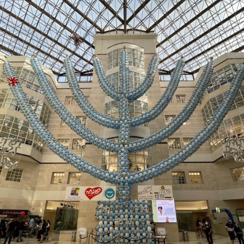 חנוכיית ענק המורכבת מ- 30,000 בלונים בגובה 30 מטרים - בריאות בפתח תקווה