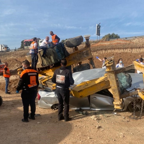 נהג רכב הנדסי נפצע בינוני לאחר שהתהפך עם רכבו על רכב פרטי - חדשות בפתח תקווה