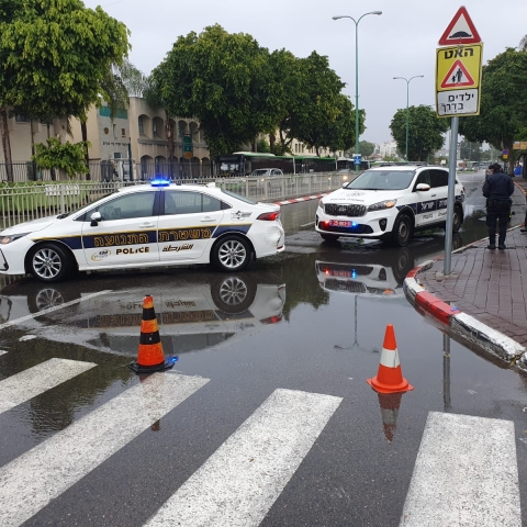 חשד לתאונת פגע וברח: 2 ילדים נפגעו מרכב בדרכם לבית ספר תלמוד תורה - חדשות בפתח תקווה