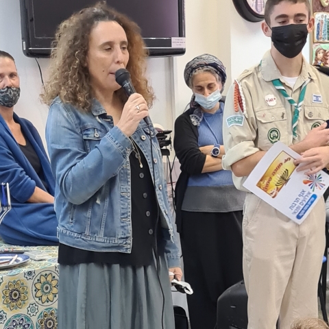 הדלקת נרות חנוכה בעמותת "עמך" לניצולי שואה: בני נוער מהצופים ושורדי שואה שרים יחד (פתח תקווה) - קהילות בפתח תקווה