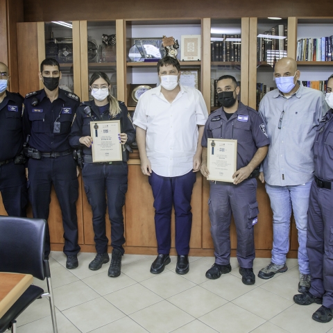 טקס הוקרה לצוות שהציל נער מדירה בוערת - חדשות בפתח תקווה