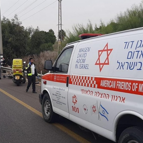 רוכב אופניים חשמליים כבן 20  נהרג מפגיעת משאית בכביש 40 סמוך לצומת הטייסים (וידיאו) - חדשות בפתח תקווה