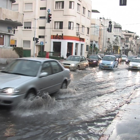 בפתח תקווה נפגעו מעל 200 בני אדם בעשור החולף בתאונות בכבישים שהיו רטובים או בוציים - חדשות בפתח תקווה