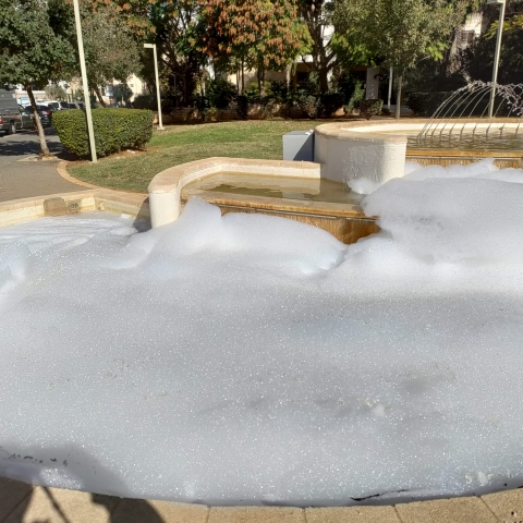 שפכו סבון למזרקה כדי שהמזרקה תתמלא בקצף (וידיאו) - איכות הסביבה וחזות העיר בפתח תקווה