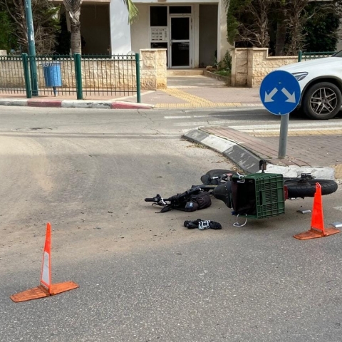 רוכב אופניים חשמליים נפצע בינוני במהלך רכיבה ברח' זרובבל בפתח תקווה - חדשות בפתח תקווה
