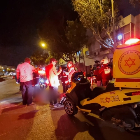 הולך רגל נפצע בינוני מפגיעת רכב במרכז פתח תקווה - חדשות בפתח תקווה
