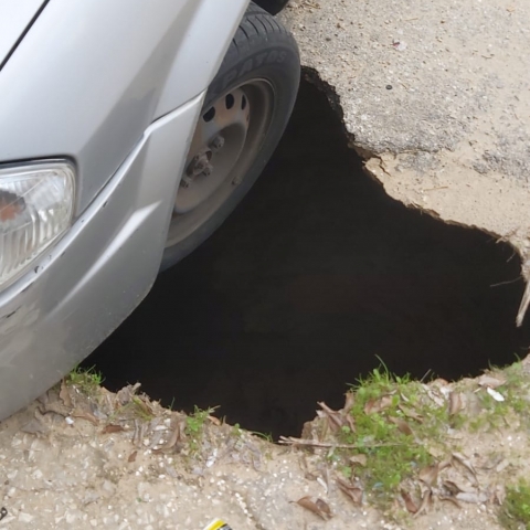 בולען רחב ועמוק נפער במגרש חניה ברח' חובבי ציון בפתח תקווה - חדשות בפתח תקווה
