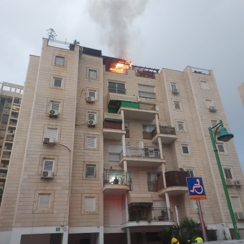 שריפה בדירת גג, פרגולה עלתה באש (וידיאו) - חדשות בפתח תקווה