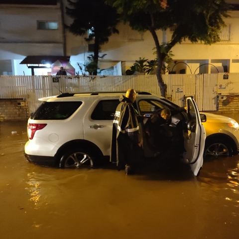 רכבים נתקעו בשלוליות גדולות בעיר - חדשות בפתח תקווה
