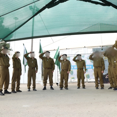 תלמידים מתיכון אחד העם, בעלי צרכים מיוחדים, נשבעו אמונים לצה"ל - קהילות בפתח תקווה