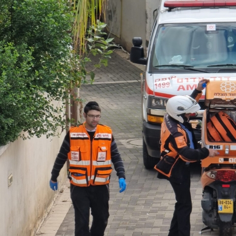 פועל נפצע לאחר שנפל מגג חניון במהלך עבודות שיפוצים - חדשות בפתח תקווה