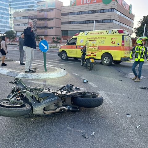 רוכב אופנוע נפצע קשה והוא מחוסר הכרה בתאונה עם רכב פרטי (וידיאו) - חדשות בפתח תקווה