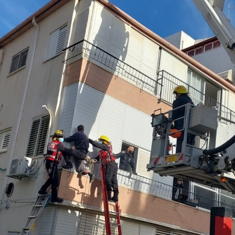 לוחמי כיבוי אש מחלצים אדם שנתקע בין קומה שנייה לשלישית - חדשות בפתח תקווה