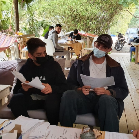 לומדים בחצר הבית של המורה - חינוך בפתח תקווה