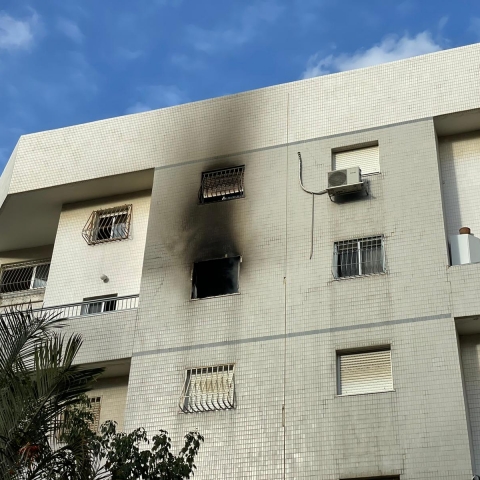  פצוע בשריפה בדירה ברח' זכרון יעקב (וידיאו) - חדשות בפתח תקווה