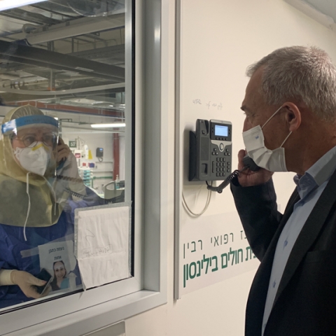 מנכ"ל משרד הבריאות פרופ' נחמן אש ביקר במחלקת הקורונה בחניון התת קרקעי בביה"ח בילינסון  - בריאות בפתח תקווה