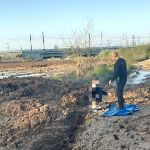 גבר שנלכד בבוץ חולץ ע"י כיבוי אש - חדשות בפתח תקווה