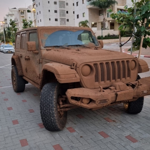 הביא את הבוץ לפתח תקווה וחנה על המדרכה - חדשות בפתח תקווה