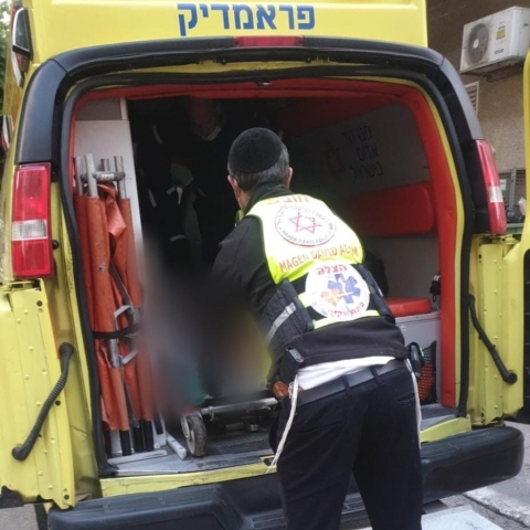 נמצא שרוע בכניסה לבניין עם סימני היפותרמיה - חדשות בפתח תקווה