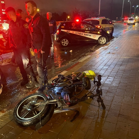רוכב אופניים חשמליים נפגע מרכב, מצבו בינוני - חדשות בפתח תקווה