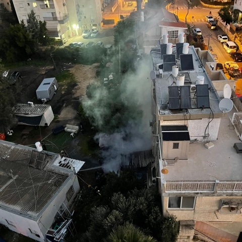 חשד להצתה נוספת: שריפה פרצה במחסן צמוד לבית מגורים (וידיאו) - חדשות בפתח תקווה