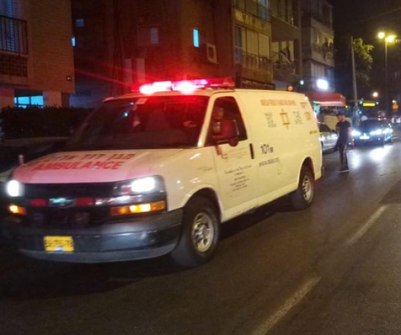 תושב פ"ת נפצע בינוני באירוע דקירה על רקע פלילי בבית עסק בבת ים - חדשות בפתח תקווה