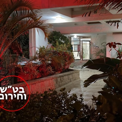 פיצוץ עז ברח' חפץ חיים: חשד להפעלת מטען בחדר המדרגות בבניין (וידיאו) - חדשות בפתח תקווה