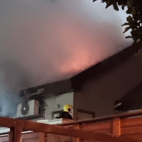 הלילה ברח' החרוב: שריפה פרצה בבית פרטי, השכנים חילצו 2 דיירים מבוגרים (וידיאו) - חדשות בפתח תקווה