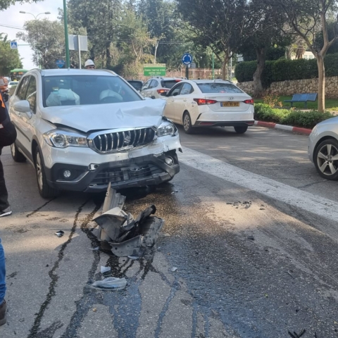 בן 74 ונכדתו בת ה-5 נפגעו בתאונת דרכים ברח' ארלוזורוב בפתח תקווה (וידיאו) - חדשות בפתח תקווה