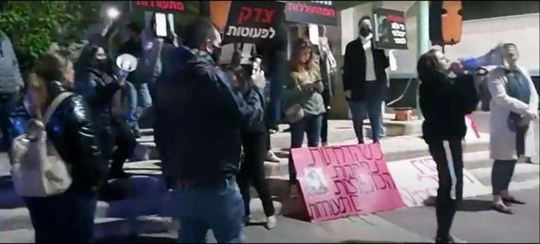 המשטרה תבקש להאריך את מעצרן של מנהלת הגן ובתה, ההורים הפגינו מול כלא תרצה שבו הן כלואות (וידיאו) - חדשות בפתח תקווה